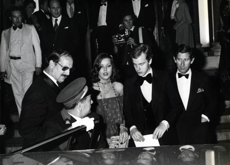 Prince_Charles_sortant_de_l_Hotel_de_Paris_avec_le_Prince_Albert_et_la_Princesse_Caroline_29_avril_1977_-_DR_Archives_du_Palais_princier-1663595477775jpg--