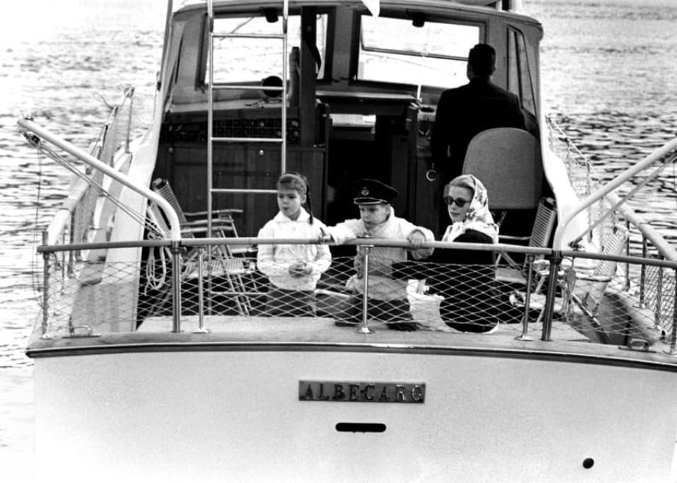 Princesse_Caroline__prince_Albert__princesse_Grace__prince_Rainier_III_en_mer__Photo_Georges_Lukomski__Archives_du_palais_de_Monaco__IAM-1698392885077jpg--