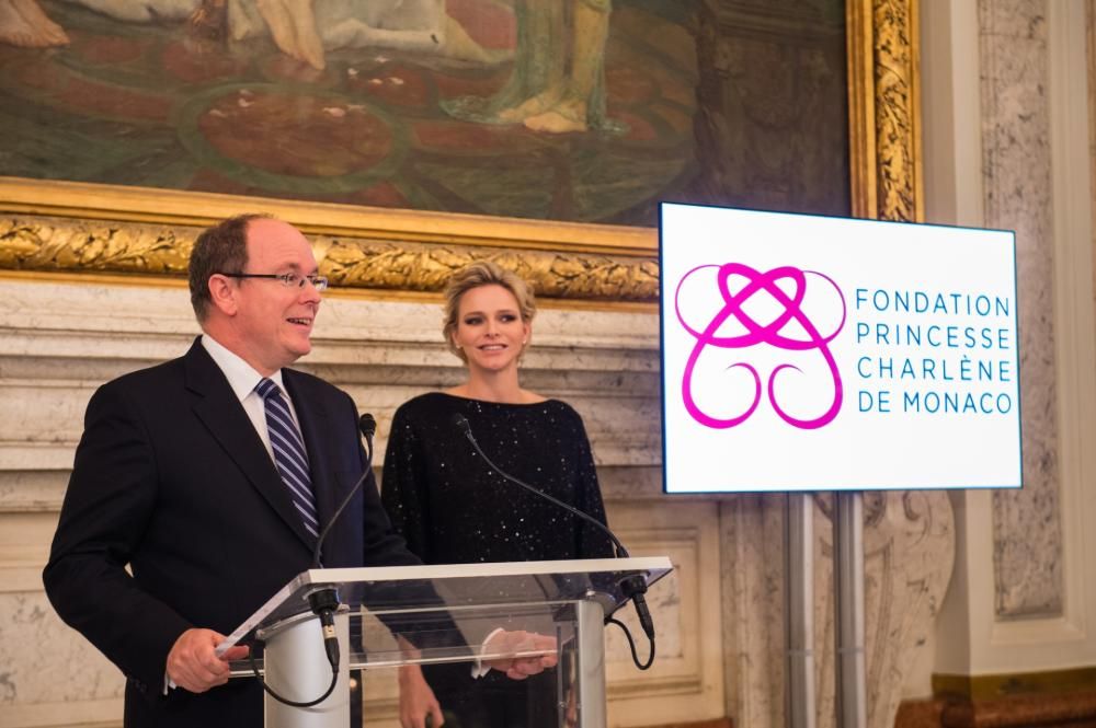 Principessa_Charlene_e_Principe_Alberto_II_-_Fondation_Princesse_Charlene_2015_Palais_Princier-1670574611563jpg--
