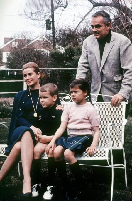 Ranieri_III_con_Grace_di_Monaco-Alberto-Caroline_Palais_Princier-1685610745769jpg--