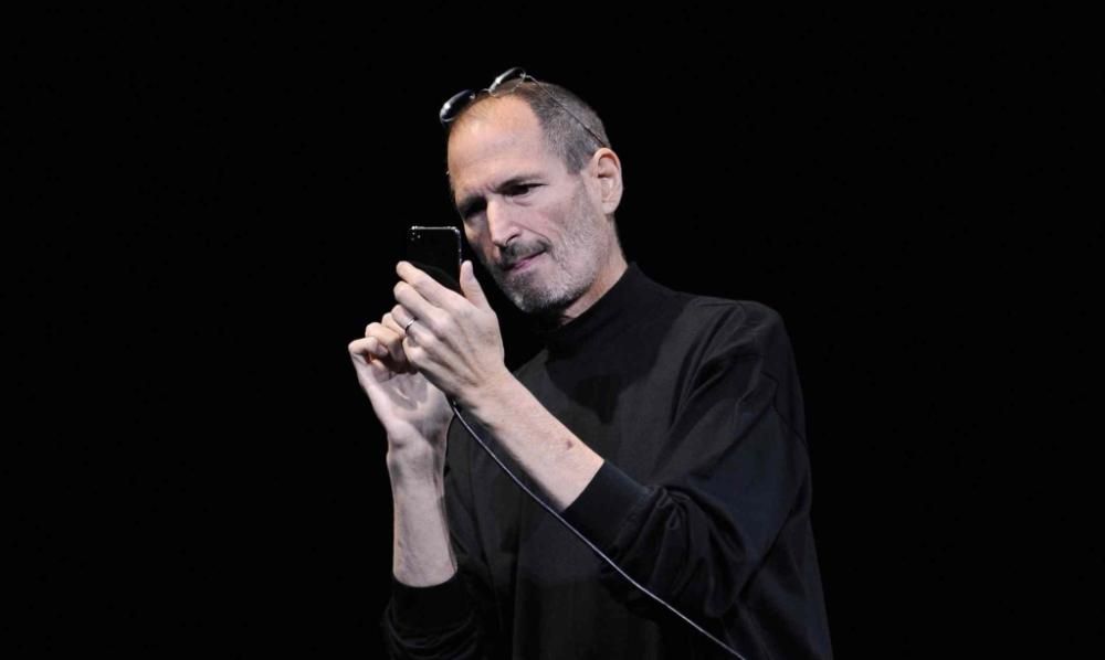 Steve-Jobs-iPhone-4-INF-OPHOTOjpg--
