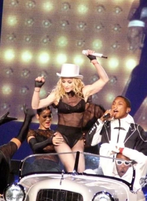 Sul-palco-con-Madonna-per-la-quale-scrisse-e-produzze-buona-parte-dellalbum-Hard-Candy-2jpg--pharrell_williams