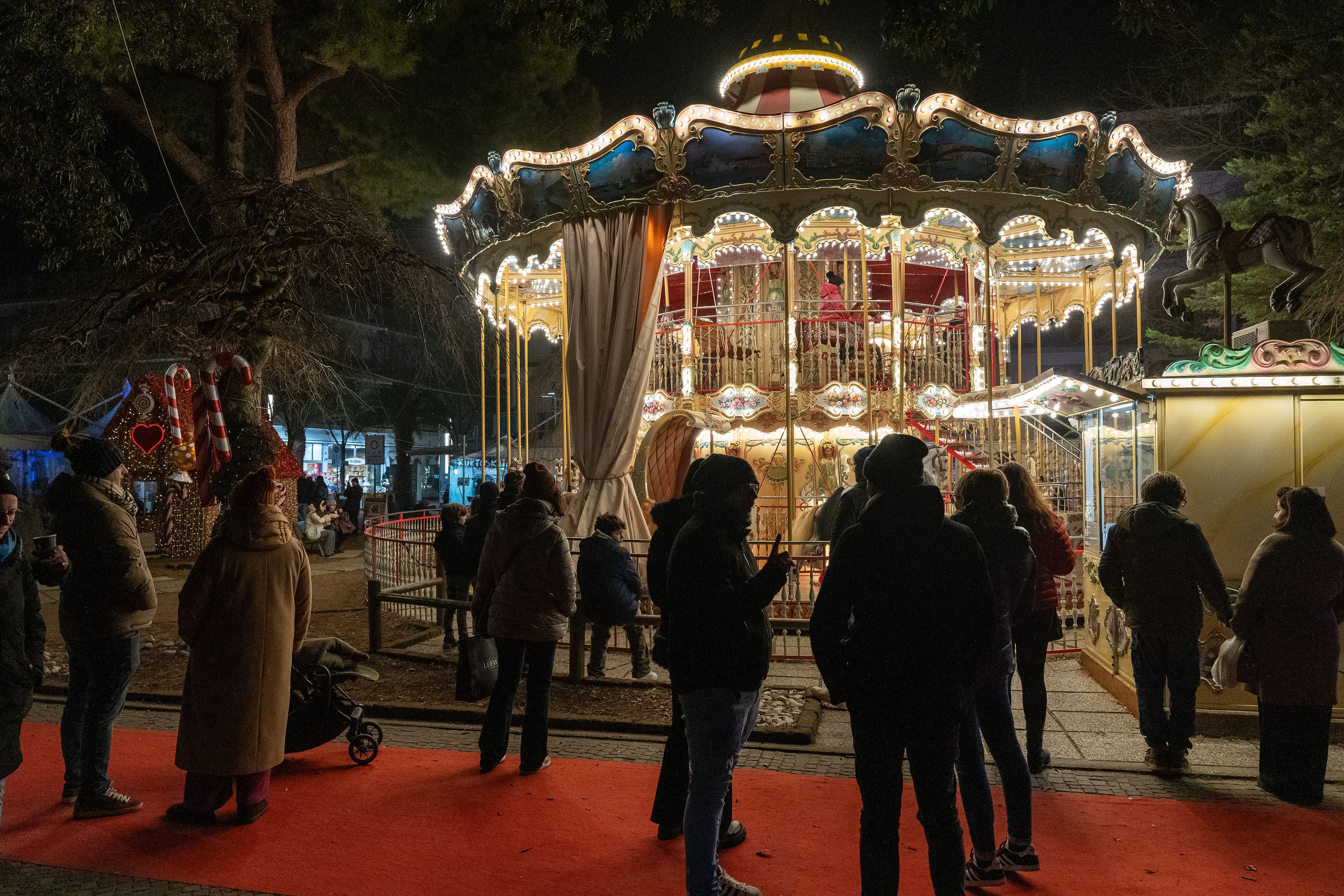 TUTTA LA MAGIA DEL NATALE A LIGNANO SABBIADORO: illuminata dal concerto di Nick The Nightly!