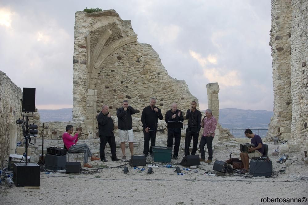 Time_in_Jazz_2013_-_Paolo_Fresu__Daniele_di_Bonaventura_e_coro_A_Filetta___Chiaramonti_Casteldoria___foto_Roberto_Sanna_-1564394729972jpg--