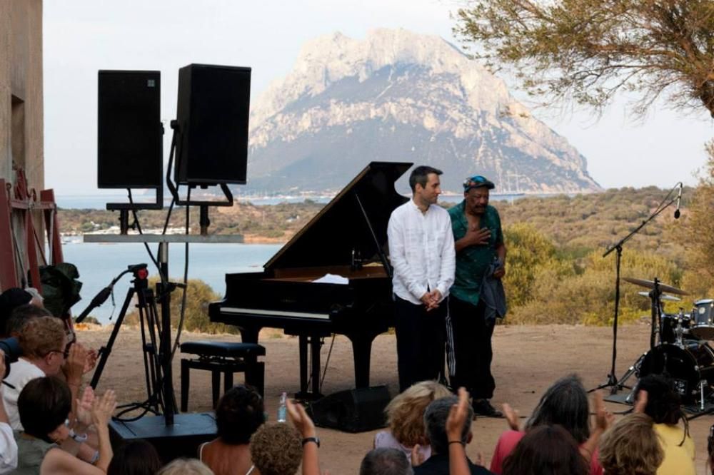 Time_in_Jazz_2015_-_Alexander_Hawkins_e_Louis_Moholo-Moholo_a_Loiri_Porto_San_Paolo__foto_Massimo_Schuster_-1564394706842jpg--