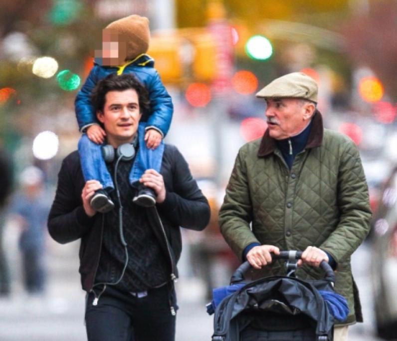 Tre-generazioni-a-passeggio-con-papa-Orlando-Bloom-in-compagnia-del-figlio-e-del-nonno-di-casajpg--_