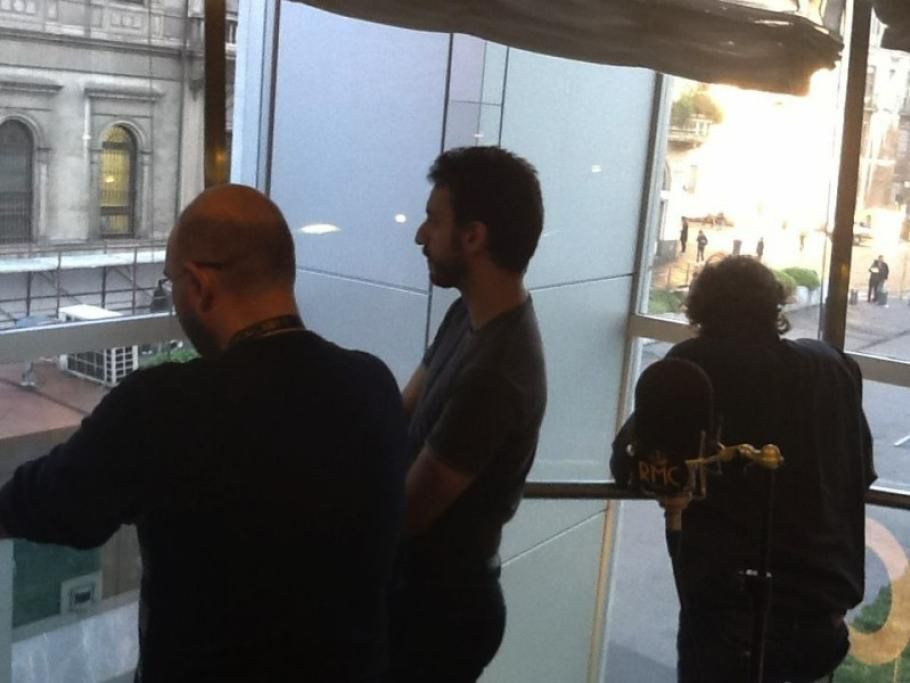 Tutti-affacciati-alla-balconata-a-guardare-le-belle-ragazze-che-passano-sotto-la-radioNO-COMMENTjpg--no_comment