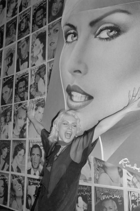 U1962795jpg--deborah_harry_posing_in_front_of_magazine_cover