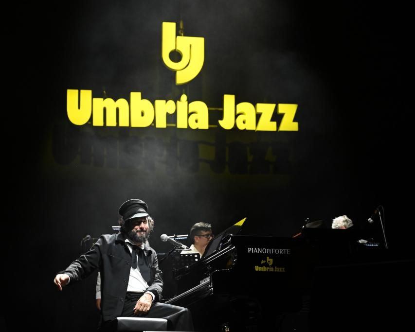 UmbriaJazz2024-Vinicio_Capossela_12-7-24_foto_Belfiore__9_-1721030239618jpg--