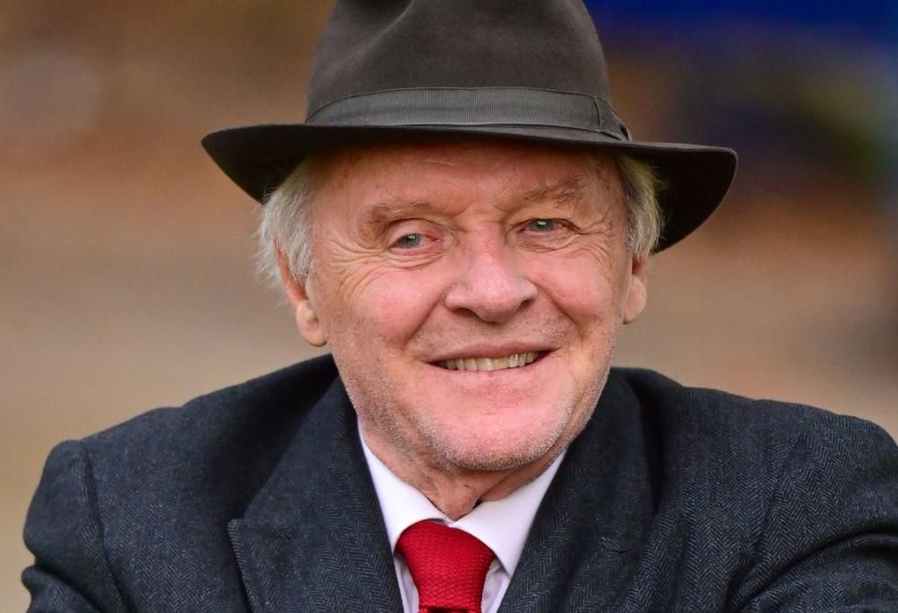 Anthony Hopkins crea un brano travolgente al piano: il video