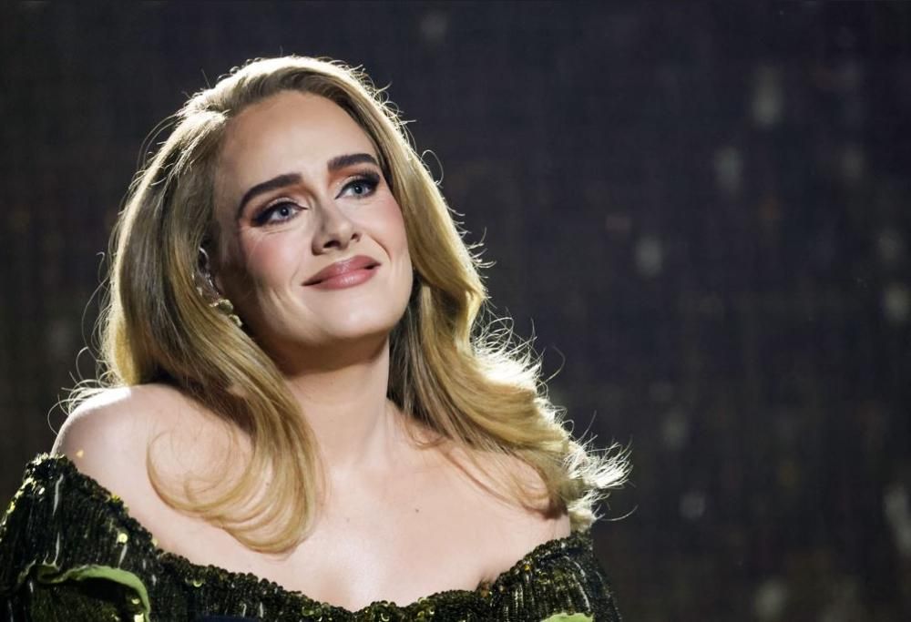 Adele autografa l’abito di una sposa fortunata: il video