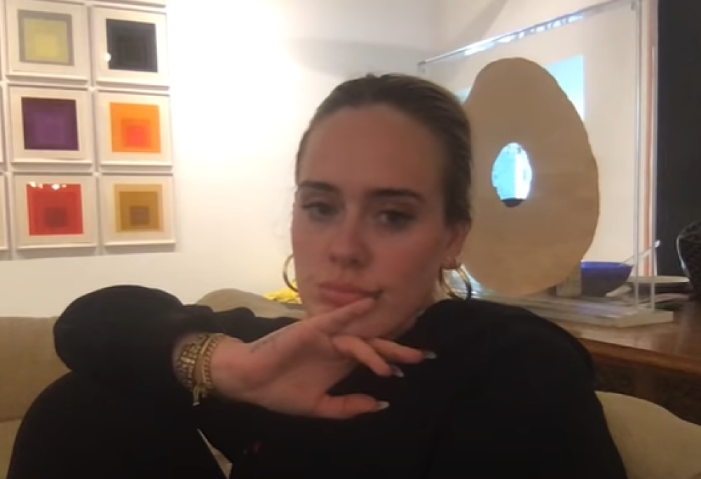 Adele canta da casa la canzone che non eseguirà mai dal vivo. Ecco perché