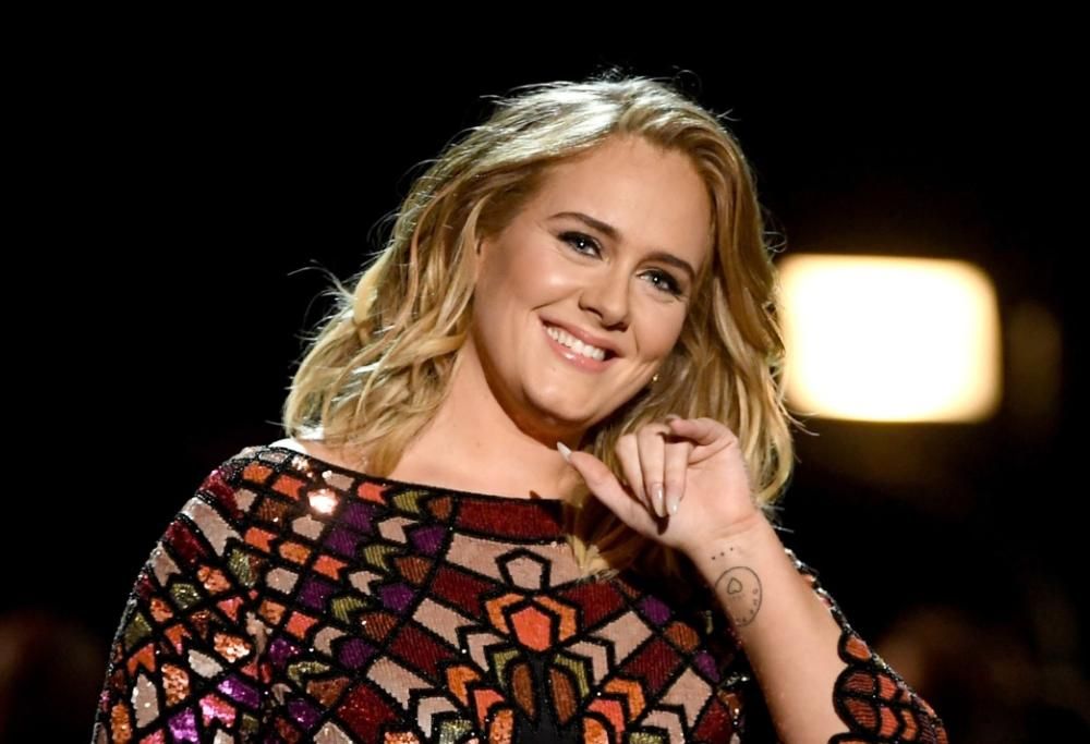 Adele si commuove incontrando la sua insegnante: il video