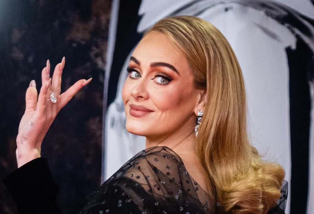 Adele trionfa ai Brit Award. Con splendidi abiti made in Italy: le foto