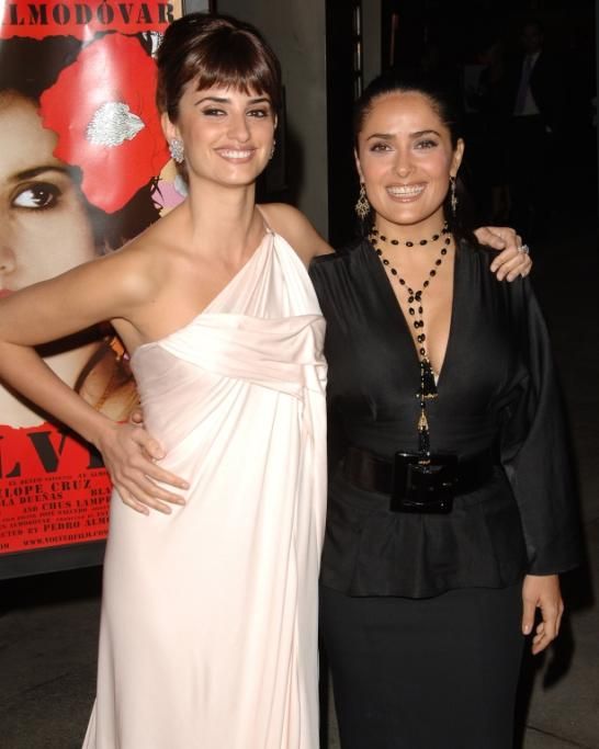 afla021106c_001jpg--penelope_cruz__and_salma_hayek_at_the__volver__afi_fest_2006_centerpiece_gala_presentation_and_tribute_to_penelope_cruz___hollywood__california