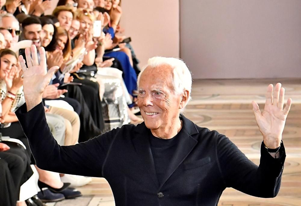 Giorgio Armani dona 500.000 euro per l’Ucraina. E a Dubai Mamhood canta con la bandiera del paese assediato dai russi