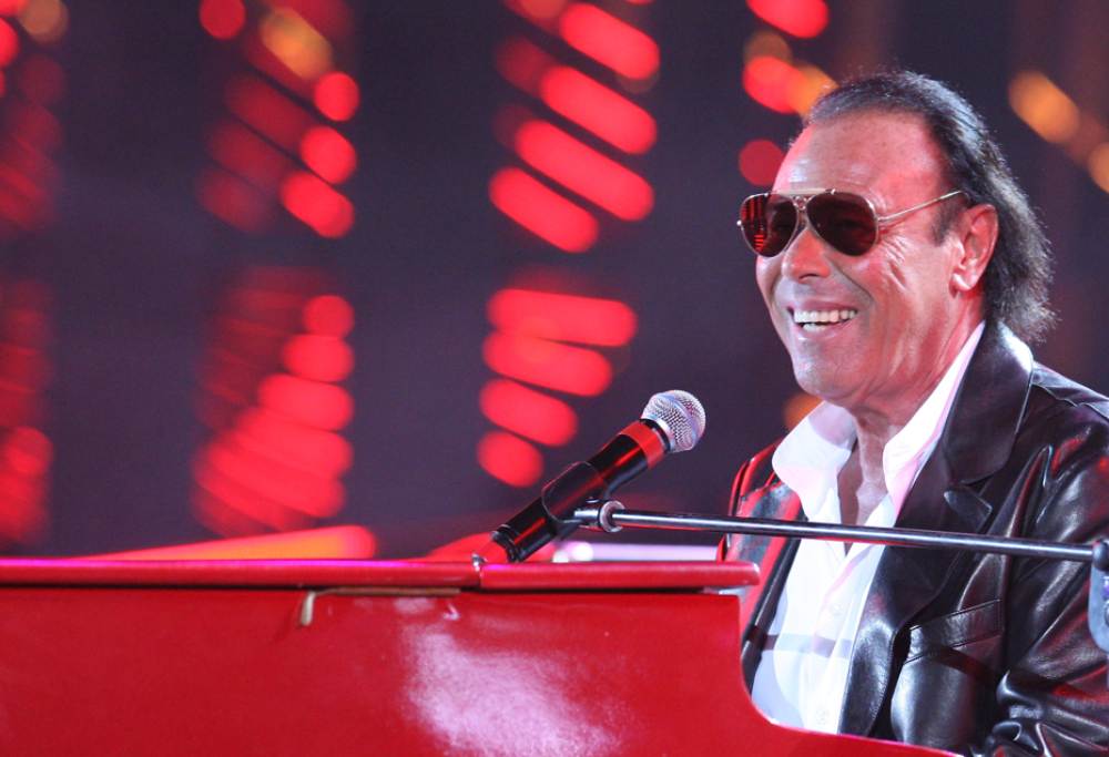 Notte prima degli esami: Venditti canta la sua hit nel liceo dove studiò. Il video