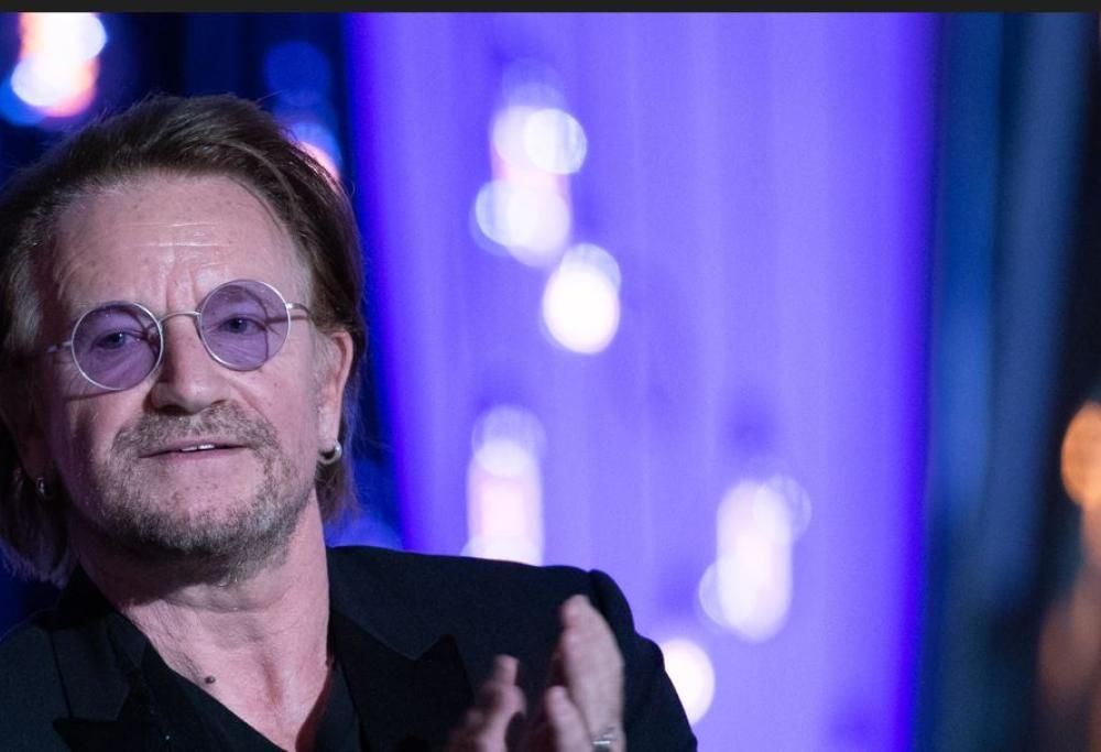 Bono festeggia a Napoli il compleanno con la sciarpa dello scudetto: tutte le foto