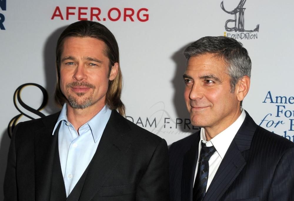 Brad Pitt e George Clooney sorpresi sul set: le foto