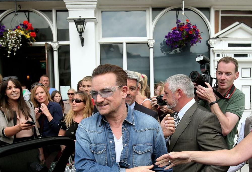 Bono suona a sorpresa in un pub di Dublino: il video