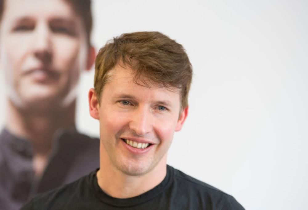 James Blunt irresistibile: al concerto in canotto e in auto con The Kolors. I video