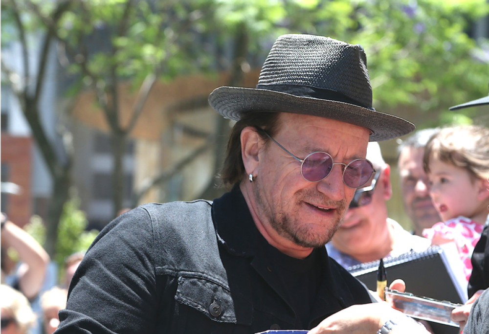 Bono canta in strada una canzone natalizia: il video