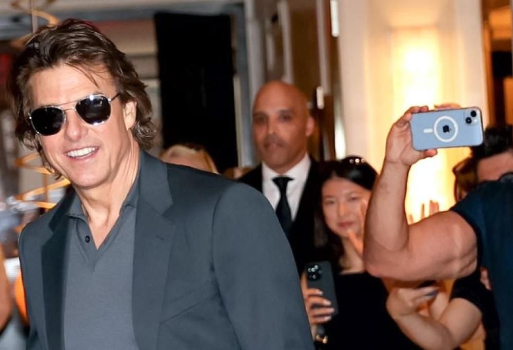 Tom Cruise indossa una parrucca