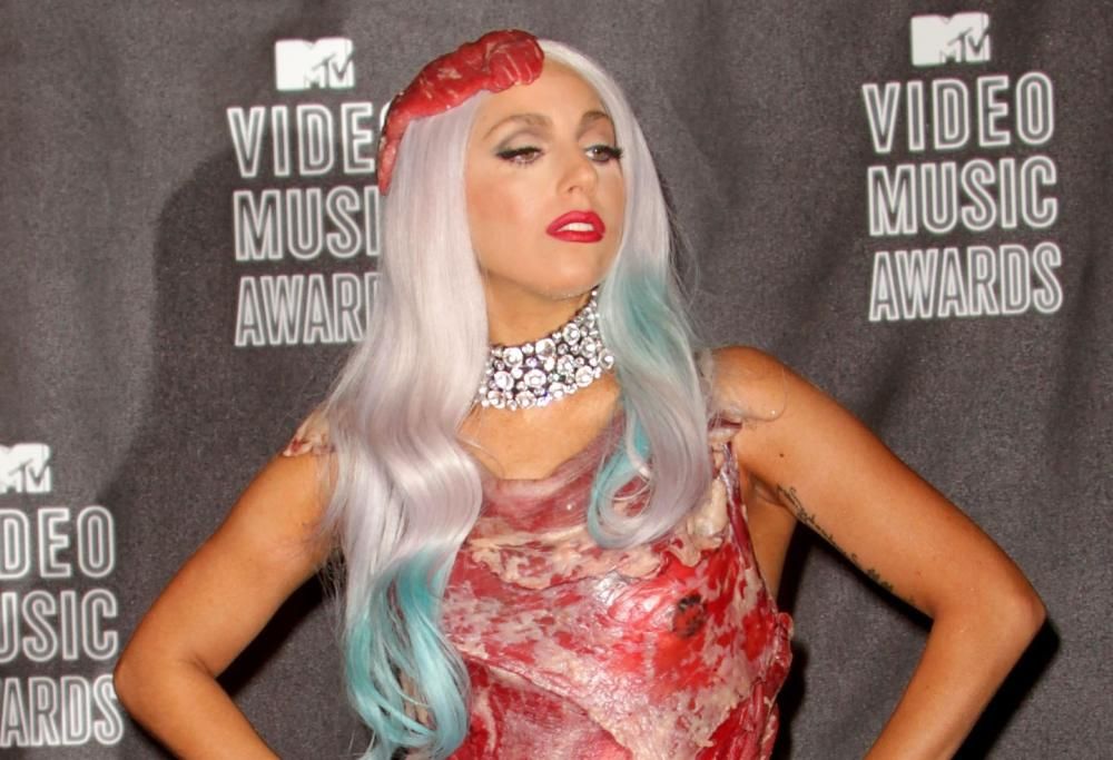 Lady Gaga finalmente racconta la storia del suo abito più incredibile