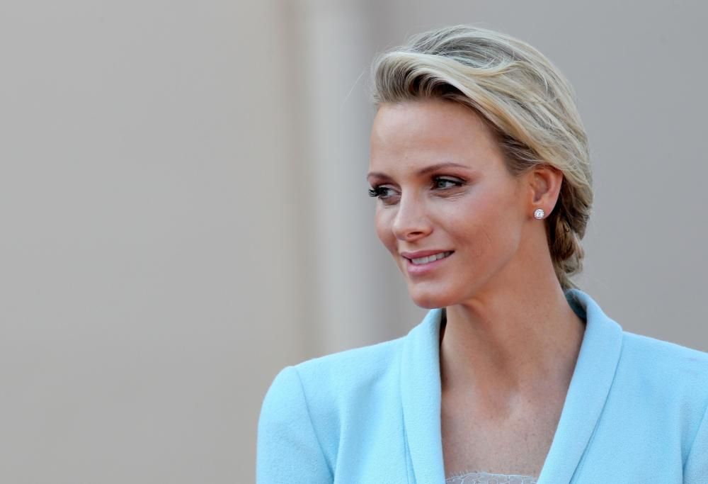 La Principessa Charlene meravigliosa nell'abito a stampa maioliche