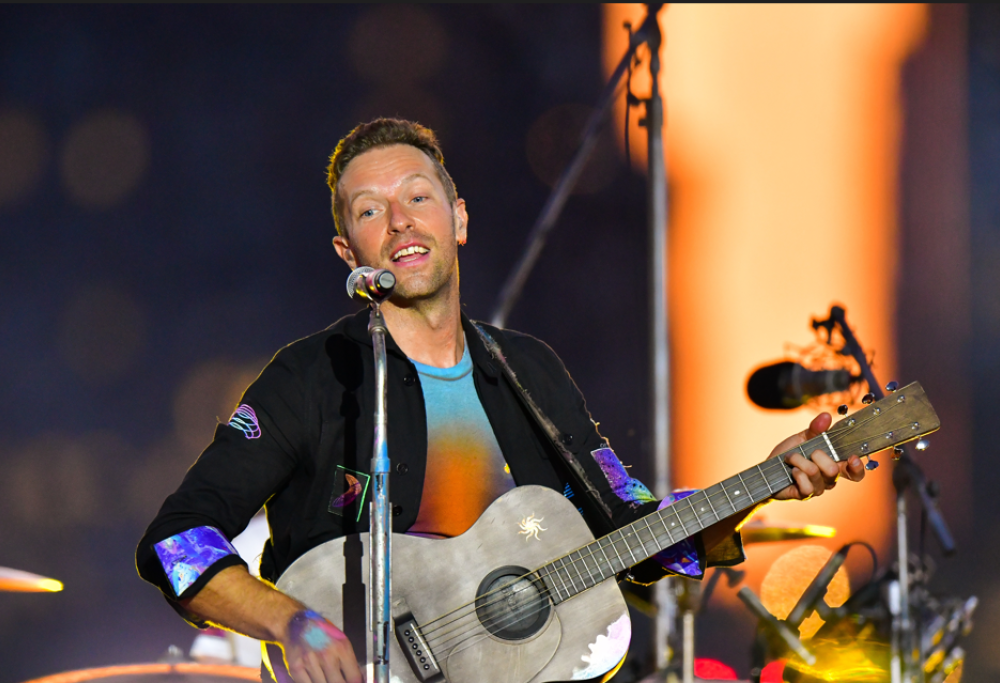 Chris Martin e Dakota Johnson: il video del concerto a sorpresa in un pub