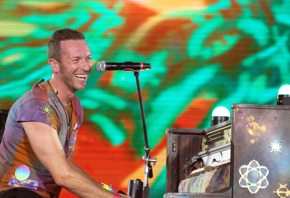 Chris Martin in un meraviglioso duetto con la fan: il video