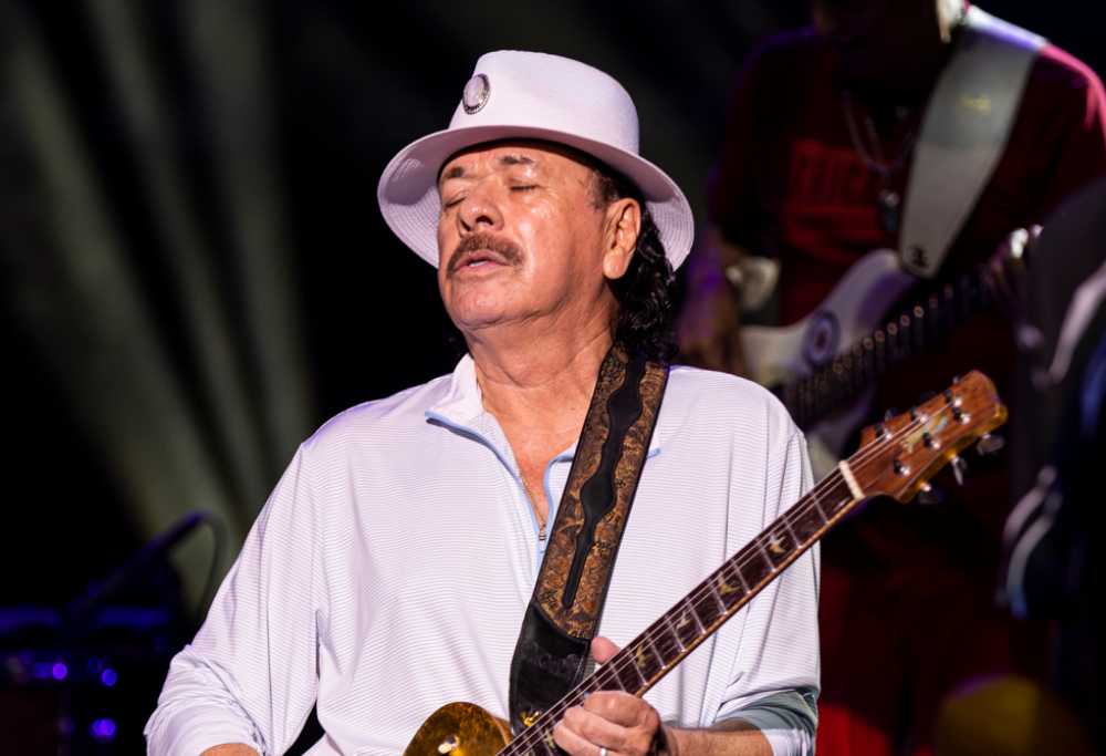 Carlos Santana sviene durante un concerto: paura per l’artista