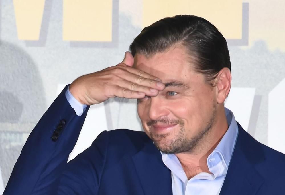 Leonardo DiCaprio visita gli Uffizi di Firenze con tutta la famiglia: foto e video