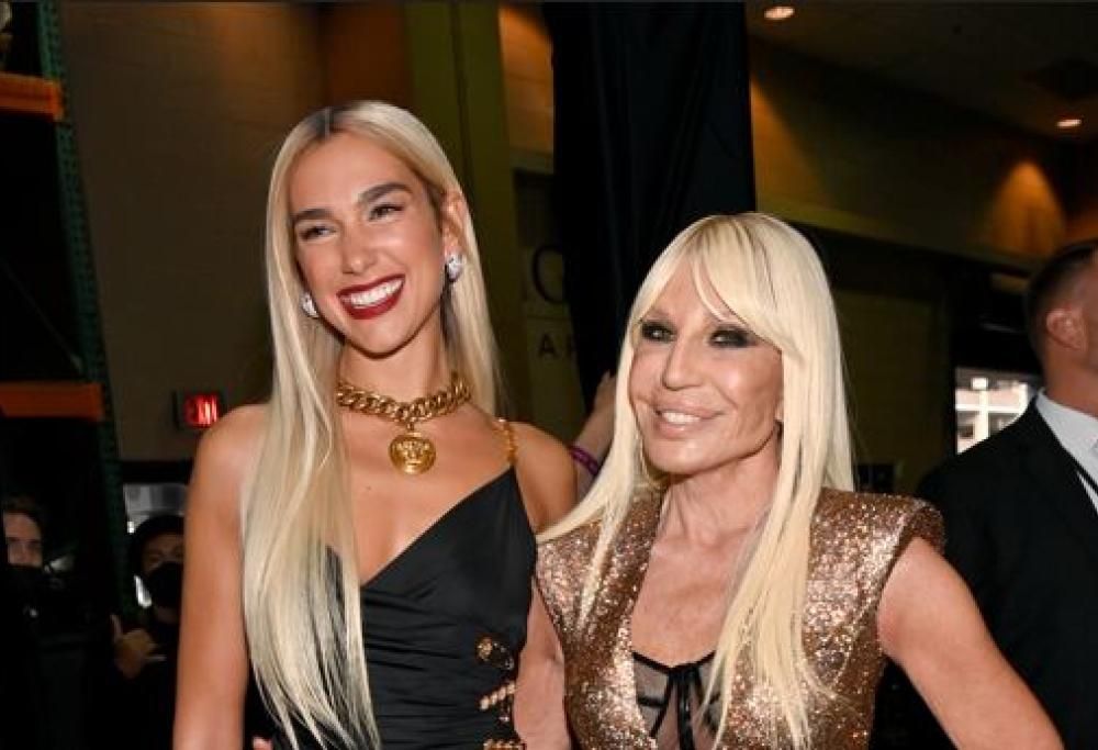 Dua Lipa e Donatella Versace disegnano una collezione di moda