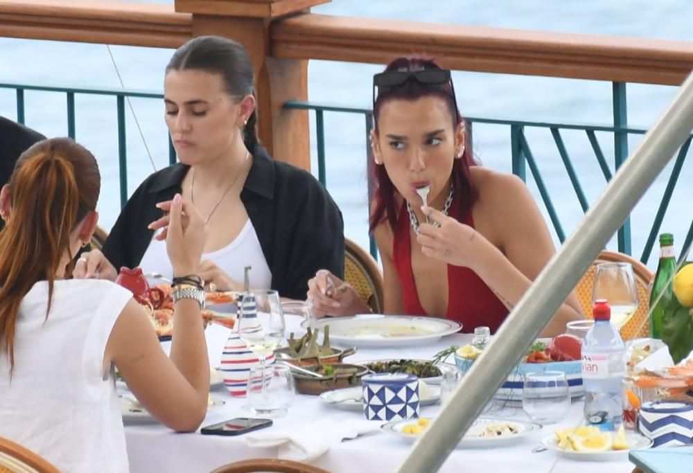 Dua Lipa a Capri canta Nel blu dipinto di blu. Il video