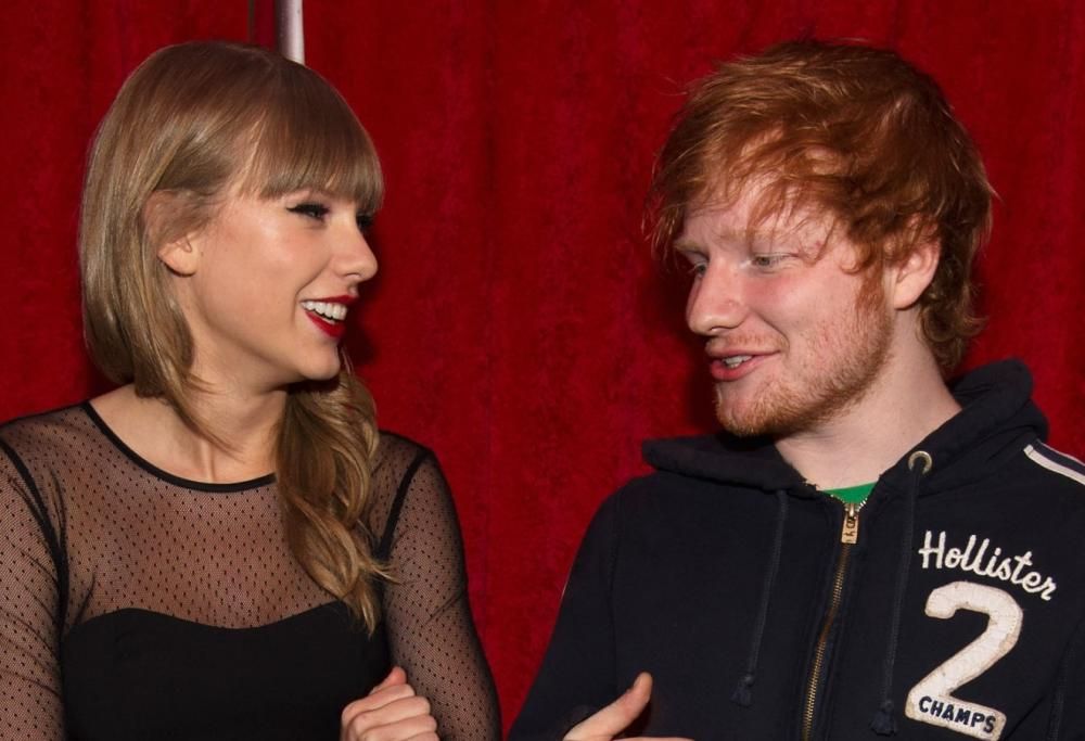 Taylor Swift al pub con Ed Sheeran. E nessuno la riconosce