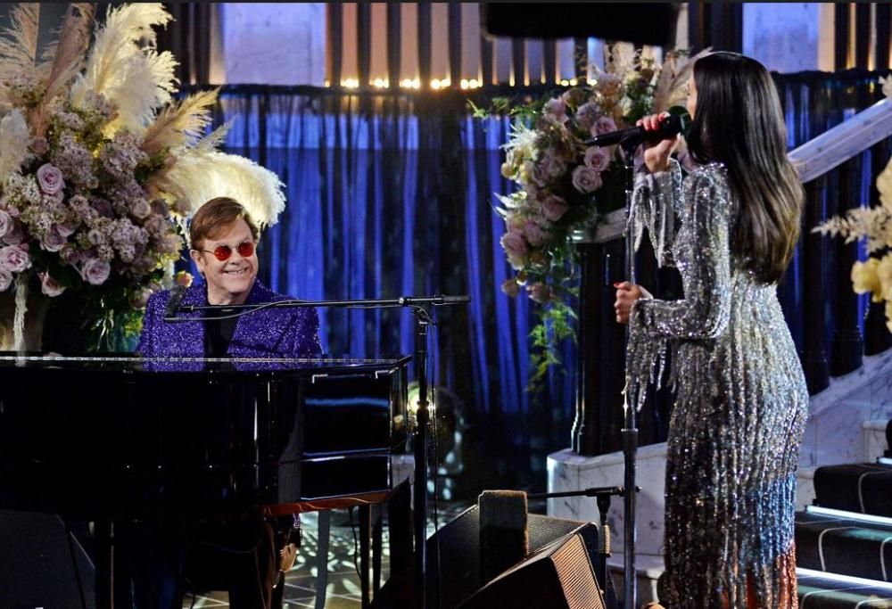 Elton John duetta con Dua Lipa: l’emozionante video di Los Angeles