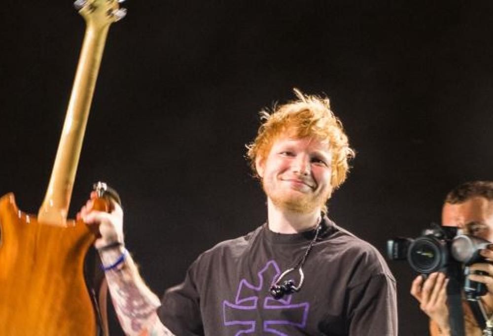 Ed Sheeran fa un meraviglioso regalo a un giovane fan: il video