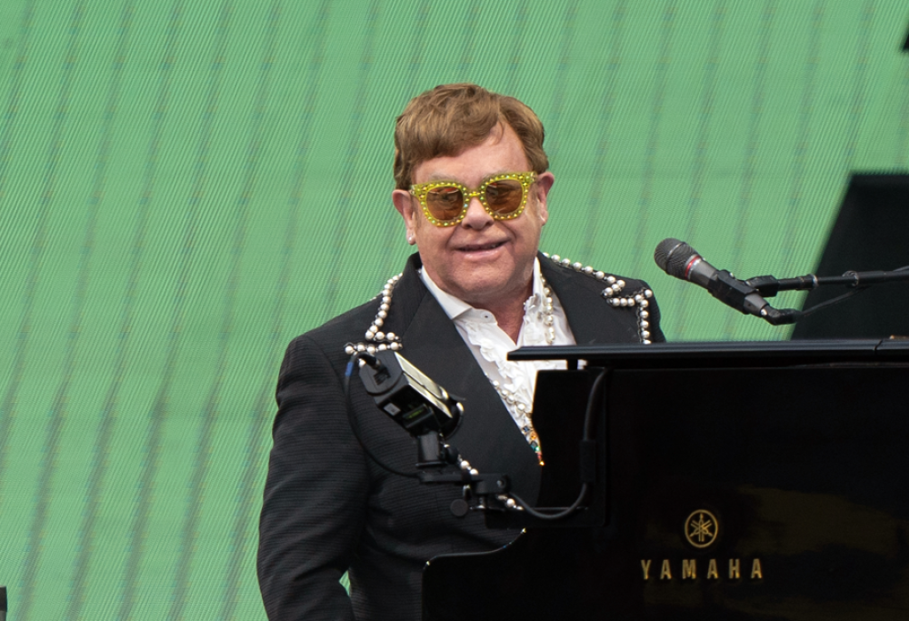 Elton John e il suo hoverboard benefico