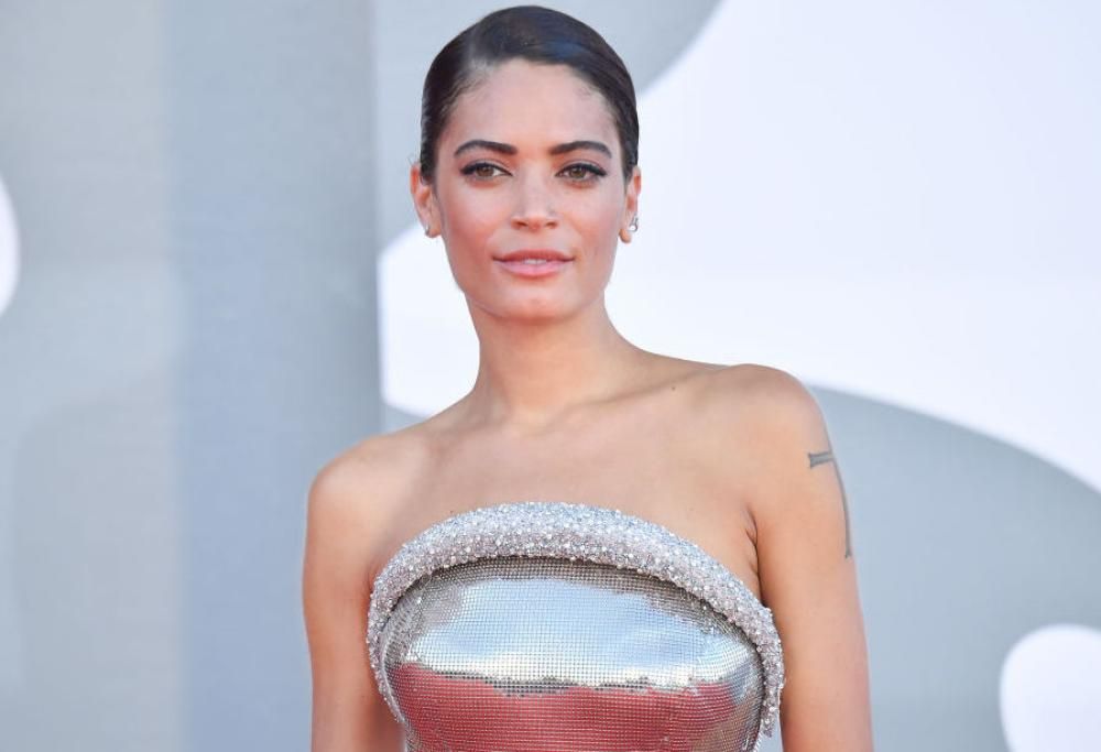 Elodie torna nei luoghi dell’infanzia e parla con i bambini del quartiere