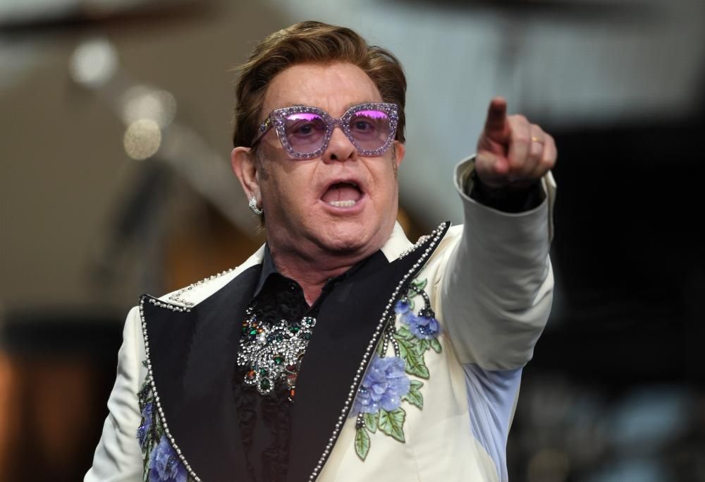 Elton John si congratula con il pattinatore Rocket Man