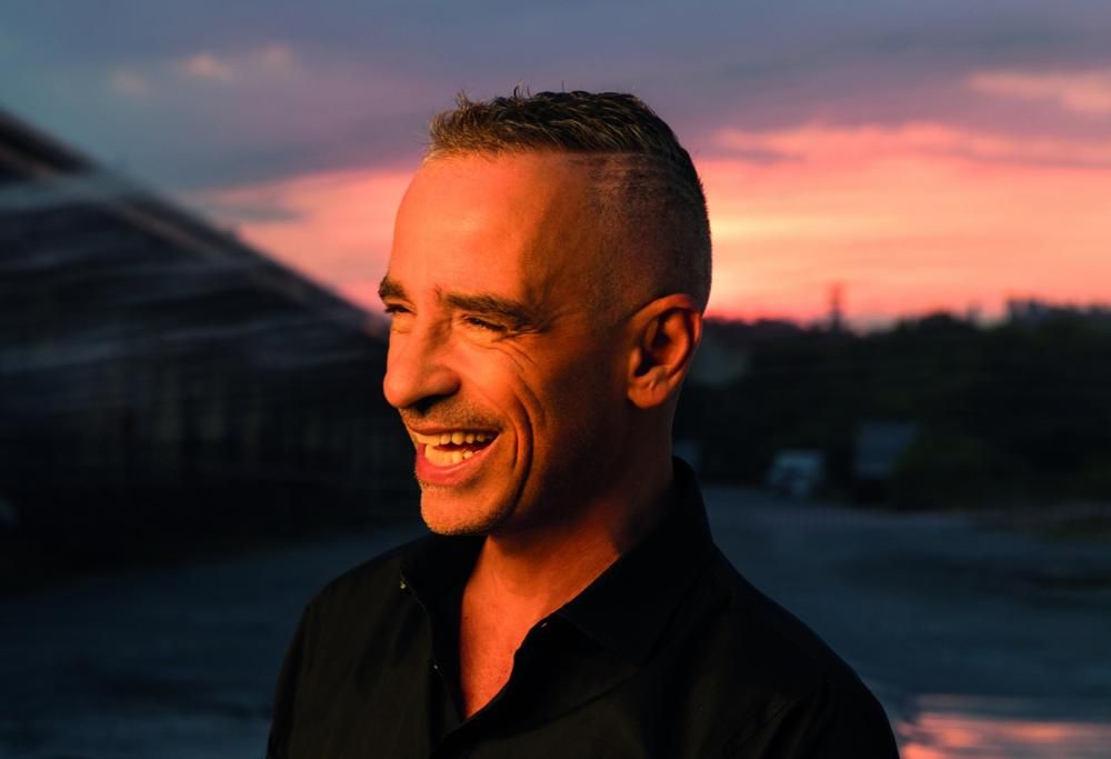 Eros Ramazzotti canta Una donna per amico di Lucio Battisti per l’iniziativa I Love My Radio