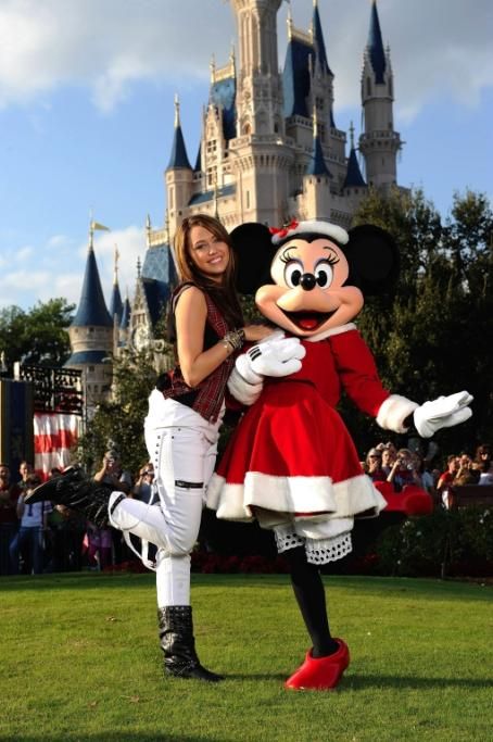 foto-1jpg--_miley_cyrus_e_minnie__nel_2008__durante_le_registrazioni_del__walt_disney_world_christmas_day_parade
