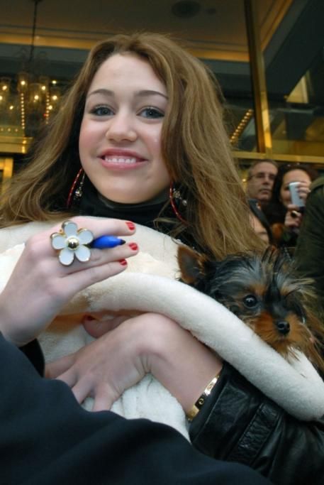 foto4jpg--miley_cyrus_exits_hotel_on_the_way_to_a_concert