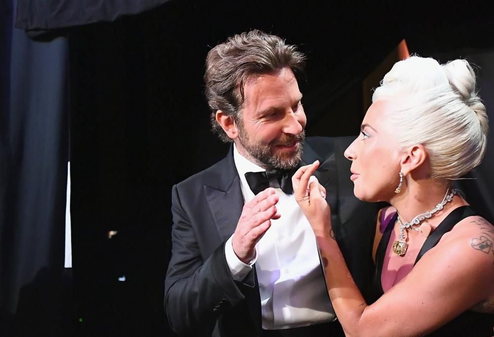 Bradley Cooper a spasso con la ex mentre Lady Gaga piange ricordandolo