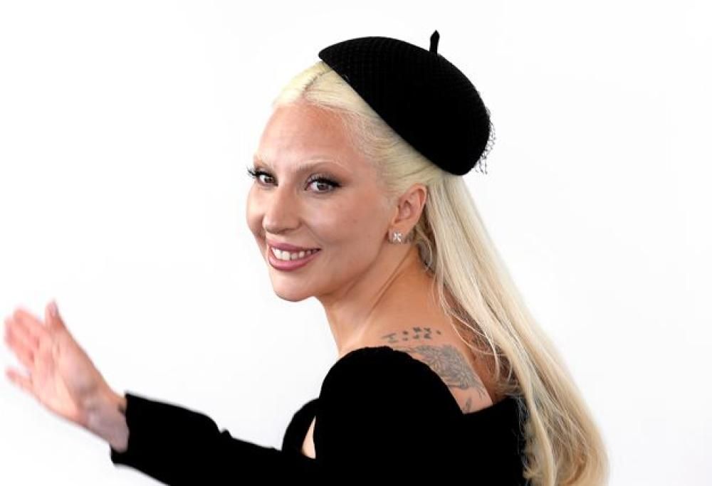 Lady Gaga al Louvre con una parrucca rossa: le foto