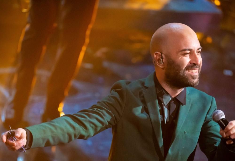 Giuliano Sangiorgi canta Napule è di Pino Daniele per festeggiare la nostra Nazionale vittoriosa