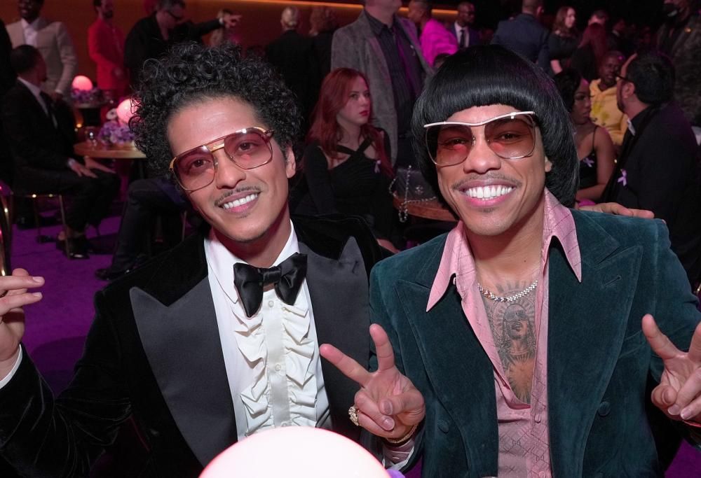 Grammy 2022: trionfo per Silk Sonic e Jon Batiste