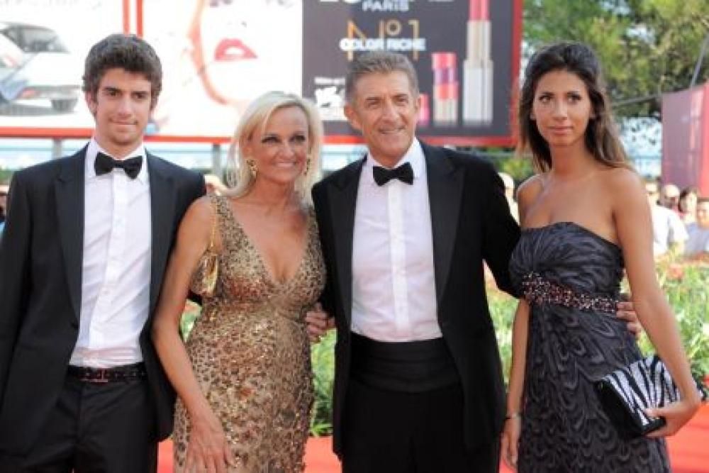 greggio_gobbi_sorella_figlijpg--giacomo_e_paola_greggio__ezio_greggio_e_simona_gobbi