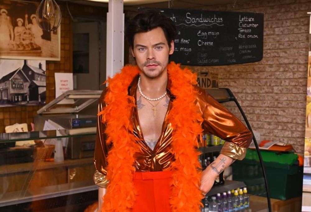 Harry Styles: la sua statua nella panetteria dove lavorava prima del successo. Le foto